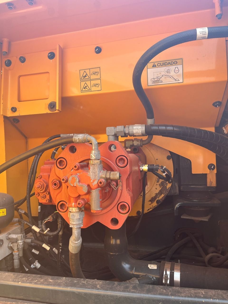 Escavadeira Hyundai R220LC-9 2018