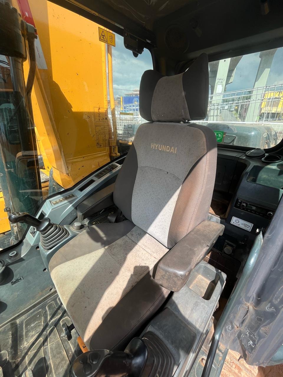 Escavadeira Hyundai R220LC-9 2018